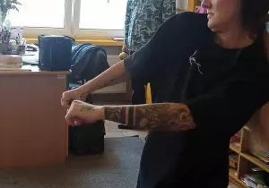 Pani tańczy hip hop.