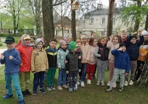 Zdjęcie grupowe dzieci w ogrodzie przedszkolnym.