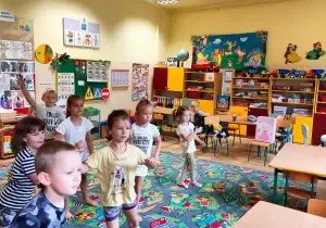 dzieci tańczą przy muzyce