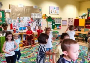 dzieci tańczą przy muzyce