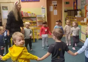 dzieci tańczą w kole
