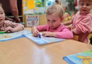 dziewczynka lepi z plasteliny