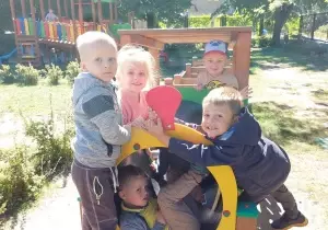 dzieci bawią się w pociągu w ogrodzie przedszkolnym