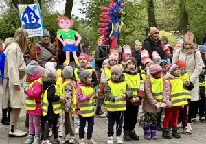 Nauczycielki z dziećmi na paradzie.