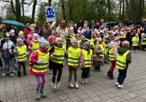 Roztańczone dzieci na paradzie.