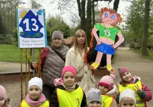 Nauczyielki z dziećmi na paradzie.