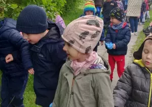 Dzieci szukają odpad&oacute;w.