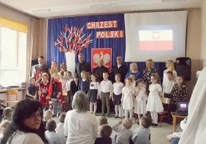 Zdjęcie grupowe dzieci z nauczycielami. Prezydentem Miasta Zgierza, Naczelnikiem Wydziału Oświaty, Dyrektorem o raz Wicedyrektorem.