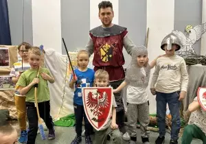 Dzieci z artefaktami rycerza.