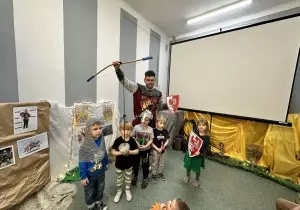 Dzieci z artefaktami rycerza.