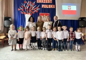 Zdjęcie grupowe dzieci z nauczycielami z okazji Chrztu Polski.