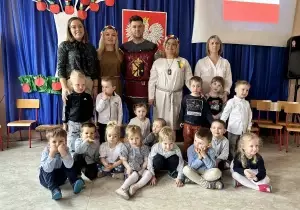 Zdjęcie grupowe dzieci z okazji Chrztu Polski