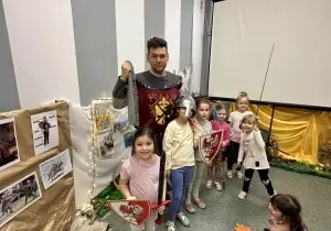 Dzieci z artefaktami rycerza.