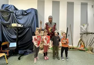 Dzieci z artefaktami rycerza.