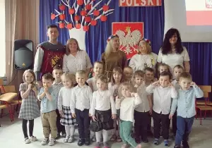 Zdjęcie grupowe dzieci z nauczycielami z okazji Chrztu Polski.