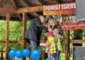 Dzieci na scenie otrzymują wyr&oacute;żnienie.