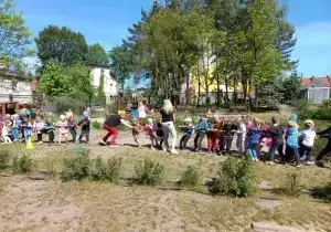 Zabawy ruchowe na świeżym powietrzu.