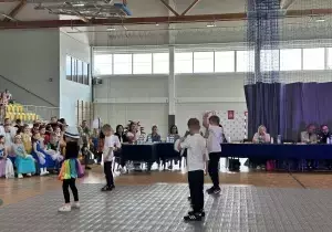 Dzieci stoją na scenie.