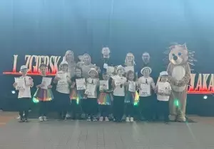 Zdjęcie grupowe dzieci z jeżem z miasta Zgierza, Dyrektorem, Wicedyrektorem, organizatorami, nauczycielami i Wiceprezydentem Zgierza,