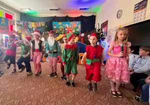 Mali aktorzy na scenie.
