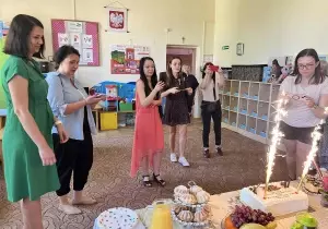 Zaproszeni goście i tort.