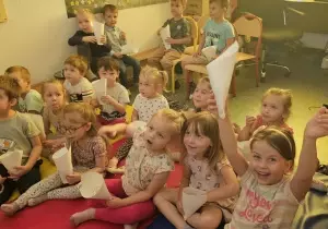 Dzieci oglądają bajkę