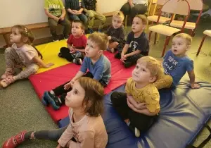 Dzieci oglądają bajkę