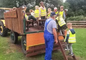 Dzieci schodzą z wozu.