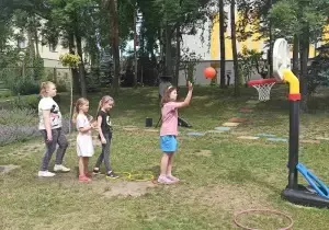 dzieci grają w koszyk&oacute;wkę