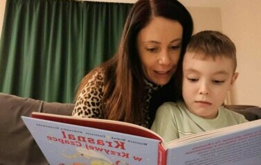 Mama czyta synkowi książkę.
