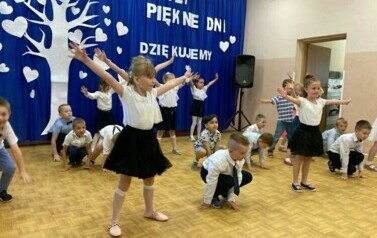 Dzieci tańczą regionalne tańce .