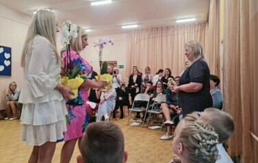 Nauczycielki stoją z kwiatami ,dziękują Pani dyrektor .