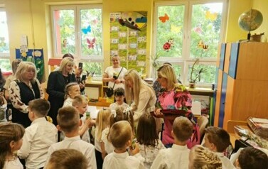 Nauczycielki rozdają dzieciom dyplomy.