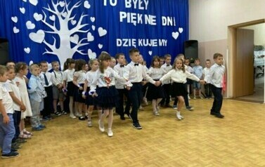 Dzieci tańczą uroczysty taniec Polonez w kt&oacute;rym gracji ruch&oacute;w towarzyszą dostojne kroki. 