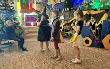 Dziewczynka przebrana za czarownice m&oacute;wi przez mikrofon. Obok stoi Jaś i Małgosia. Obok siedzi chłopiec ubrany w garnitur, narrator.