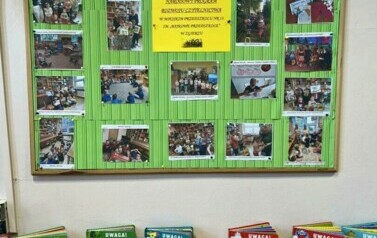 Zdjęcie tablicy z wydarzeniami z Narodowego Rozwoju Czytelnictwa. 