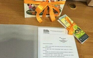 Zdjęcie książki i listu do Pani Dyrektor.