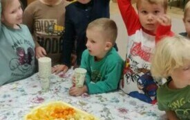 Dzieci pr&oacute;bują koktajle.