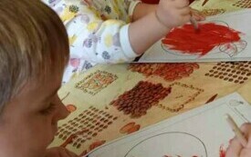 Chłopiec i dziewczynka maluje farbami .