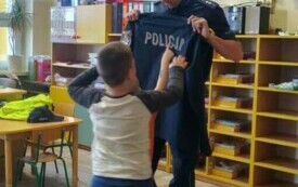 Dzieci mierzą mundur.