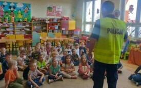 Policjant prezentuje mundur.