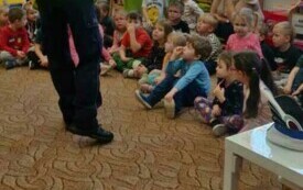 Policjant prezentuj mundur.