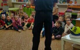 Policjant prezentuje mundur.
