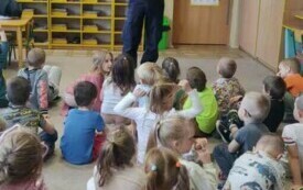 Dzieci odpowiadają na pytania. 