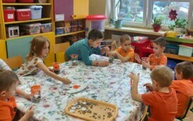 Dzieci wykonują kubeczki dyniowe.