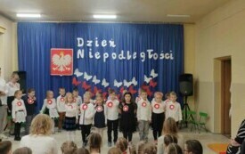 Dzieci stoją ,uśmiechają się .