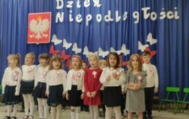 Dzieci recytują wiersze.