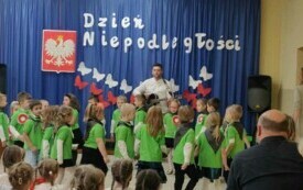 Dzieci stoją ,uśmiechają się .