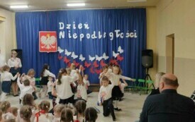 Dzieci tańczą  w kole .