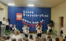 Dzieci tańczą  w kole .